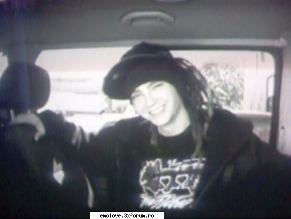 ...:::...Tom Kaulitz...:::... - yeah, men... girl in cazul nostru peace :)> - ...:::...Tokio Hotel...:::...